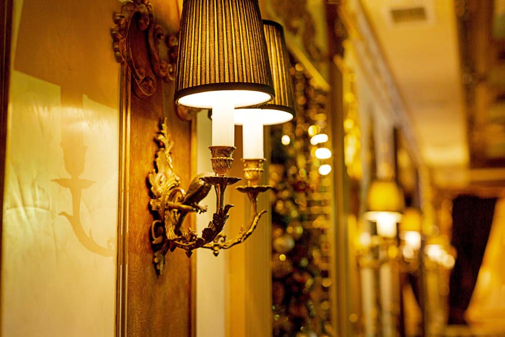 Wall light with candle LED bulbs